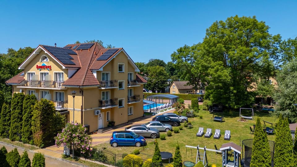 Property building, Garden, Swimming pool, Parking