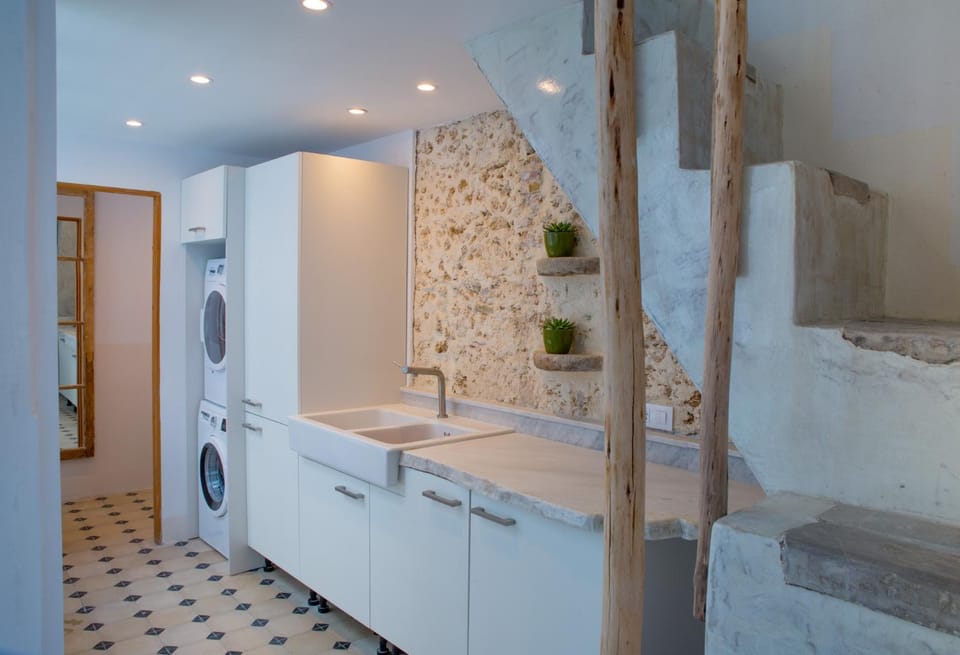 Property building, Day, Other, Other, Decorative detail, Decorative detail, On site, Area and facilities