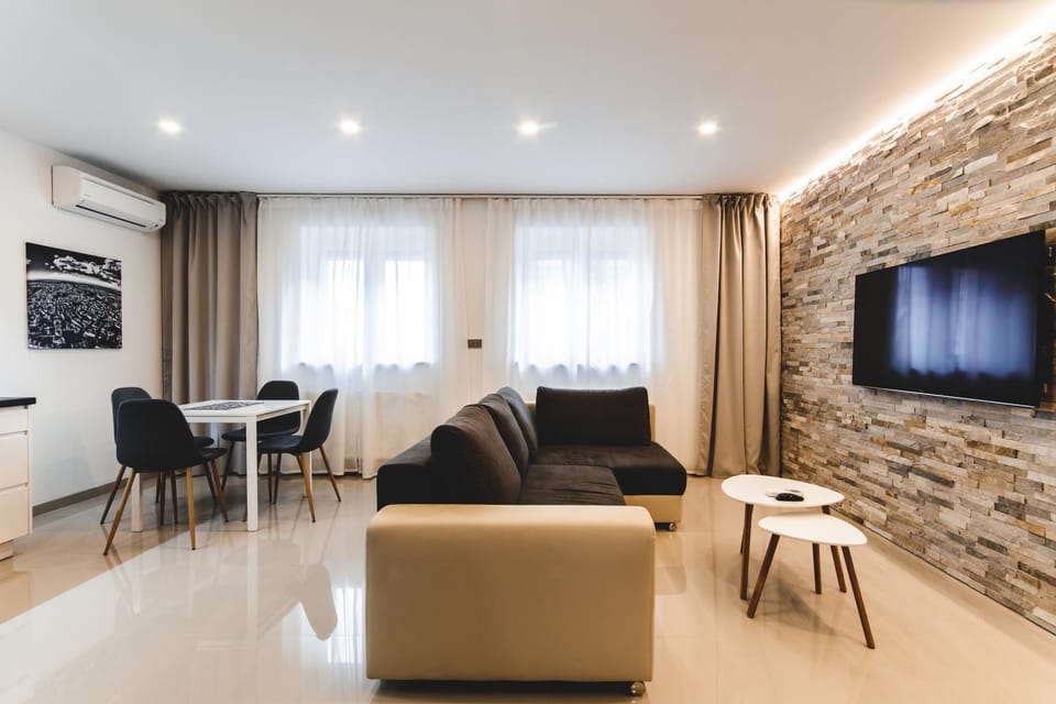 Communal lounge/ TV room, Living room, Seating area, air conditioner