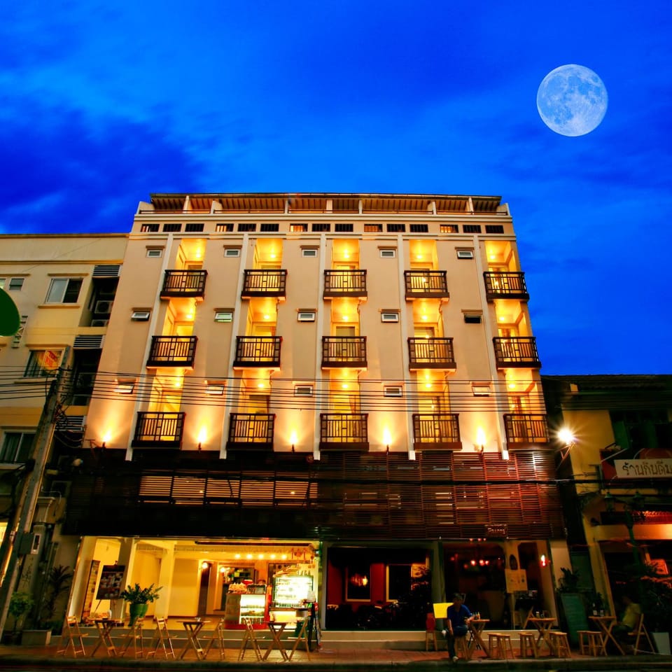 Facade/entrance, Night