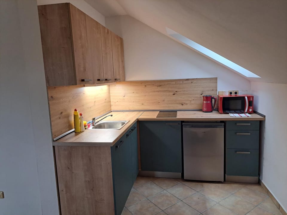 Kitchen or kitchenette, oven, pet friendly, stove