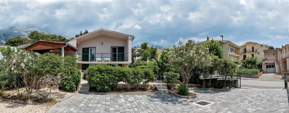 Facade/entrance, Inner courtyard view