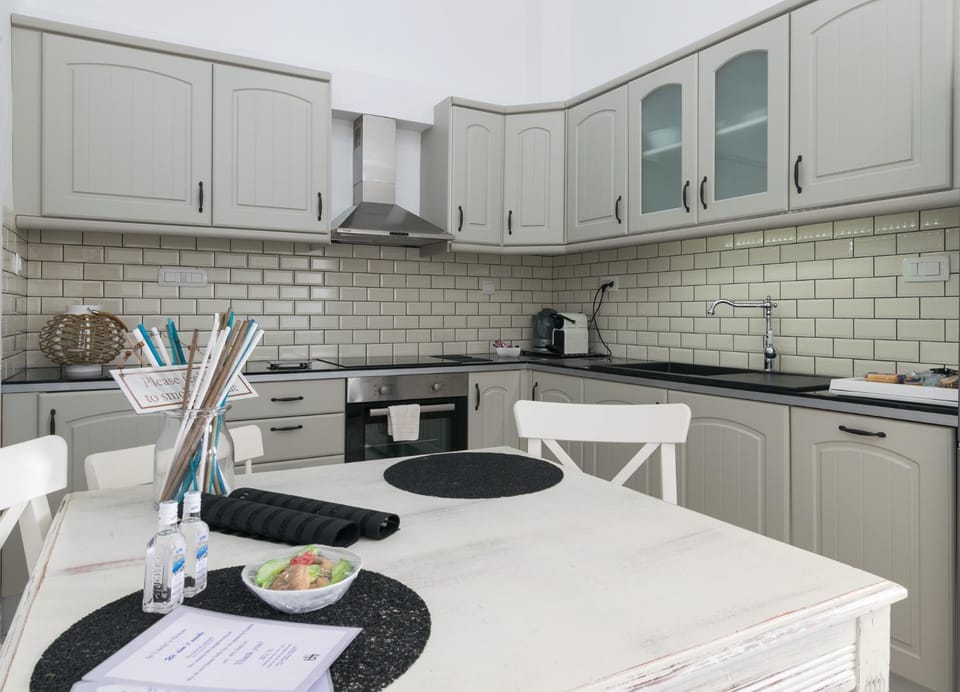 Kitchen or kitchenette, Dining area, stove