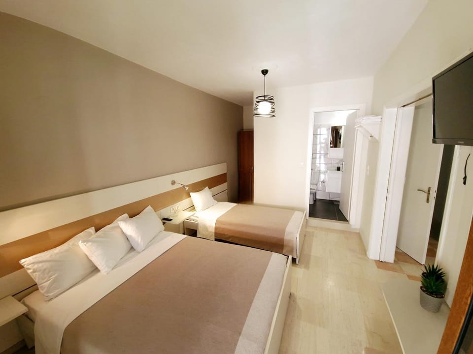 Bed, TV and multimedia, Bedroom, wardrobe