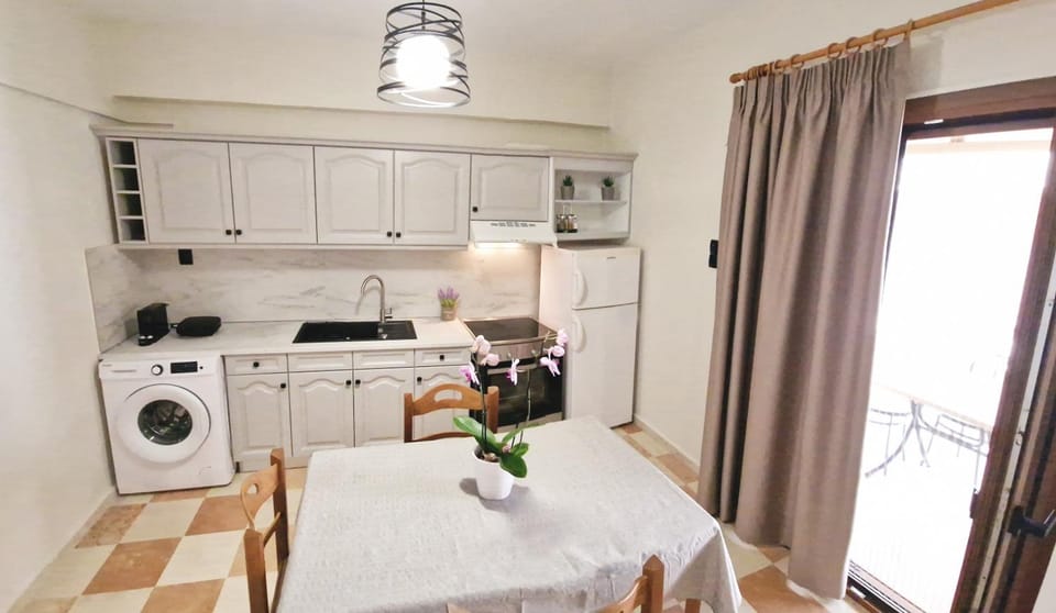 Kitchen or kitchenette, Dining area, oven, toaster, washing machine