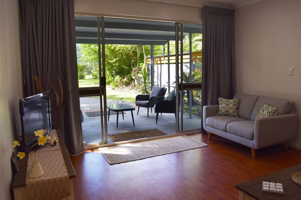 Patio, Facade/entrance, Living room, Seating area