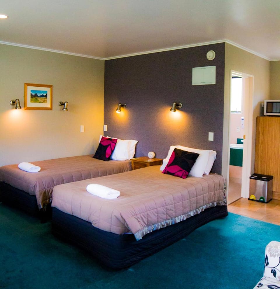 Bed, towels
