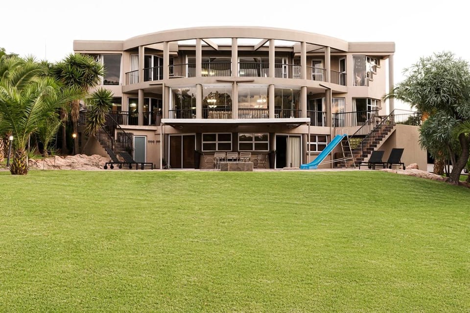 Property building, Day, Garden, Garden, Garden view
