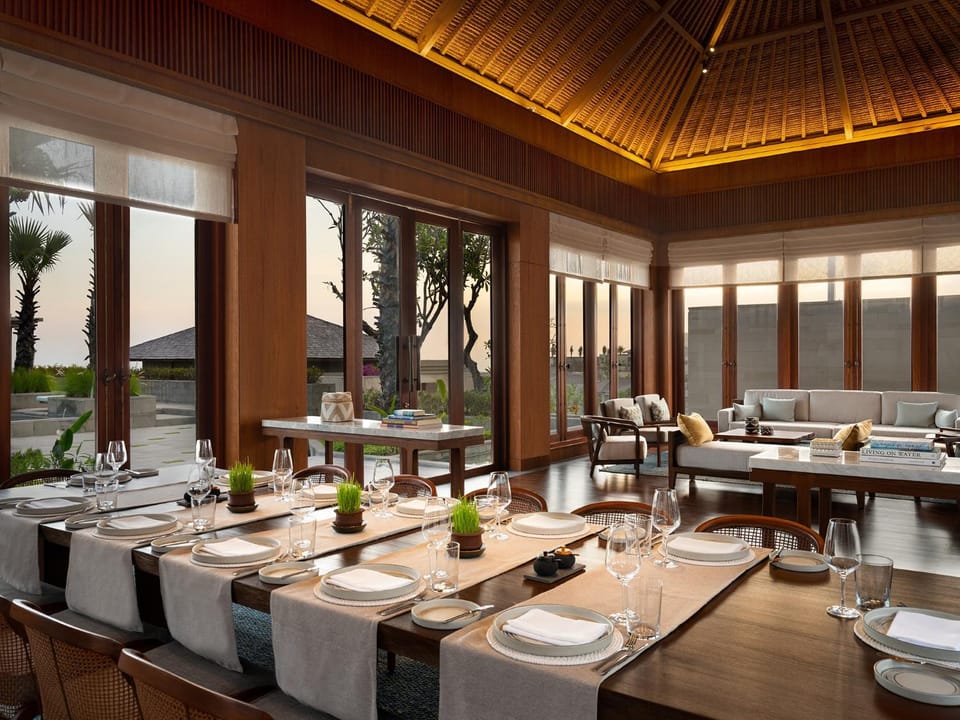 Restaurant/places to eat, Lounge or bar