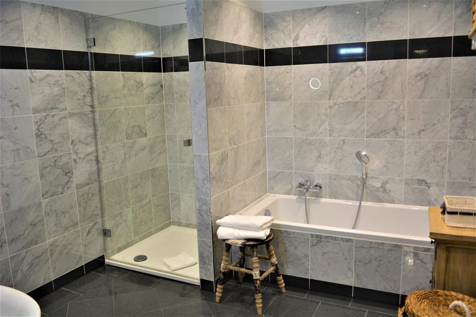 Photo of the whole room, Decorative detail, Decorative detail