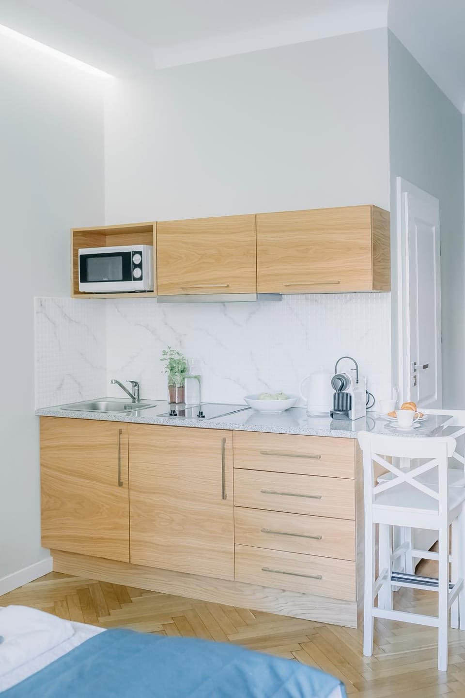 Coffee/tea facilities, Kitchen or kitchenette, Photo of the whole room, Decorative detail, Dining area