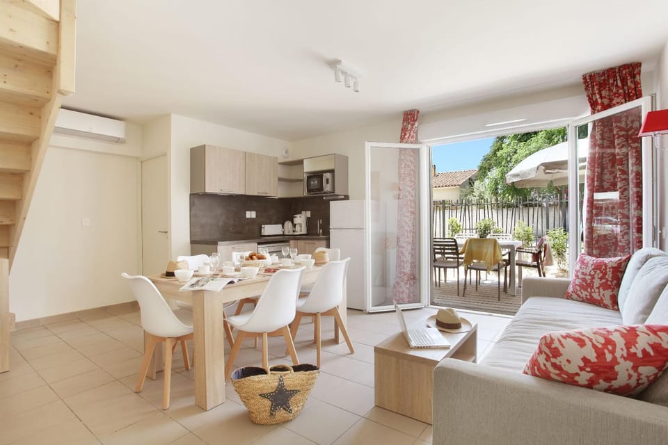 Kitchen or kitchenette, Seating area, Dining area