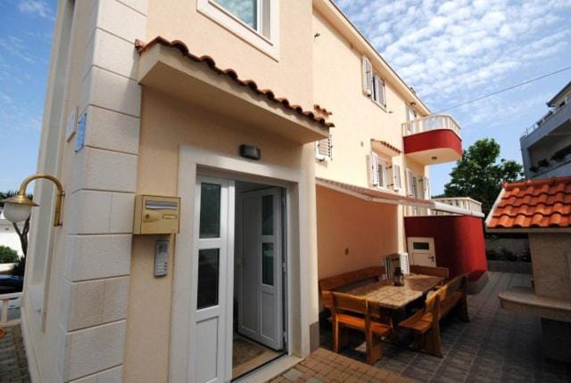Property building, Facade/entrance
