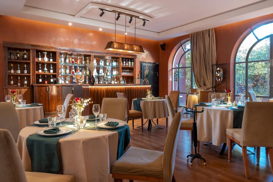 Restaurant/places to eat, Lounge or bar, Banquet/Function facilities