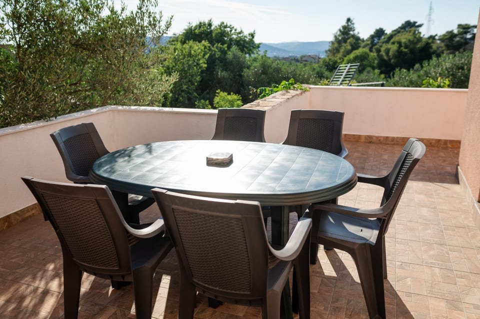 Natural landscape, Balcony/Terrace, Seating area, Swimming pool