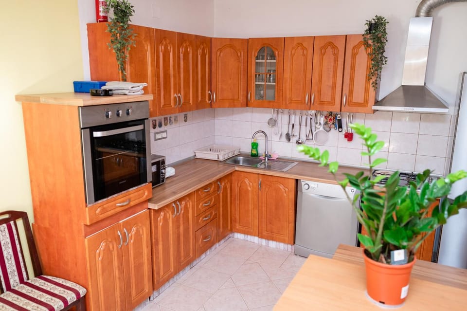 Kitchen or kitchenette, Swimming pool, dishwasher, oven, pet friendly, stove