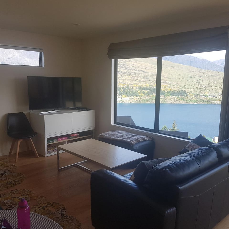 Lounge or bar, Lake view