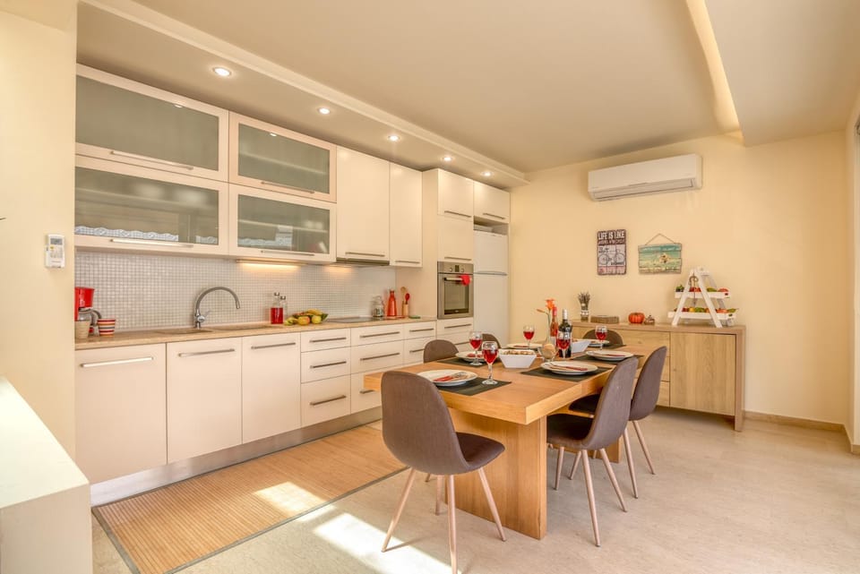 Kitchen or kitchenette, Food and drinks, Dining area, Food, oven, stove