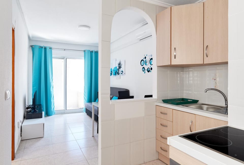 Kitchen or kitchenette, Photo of the whole room, minibar, stove
