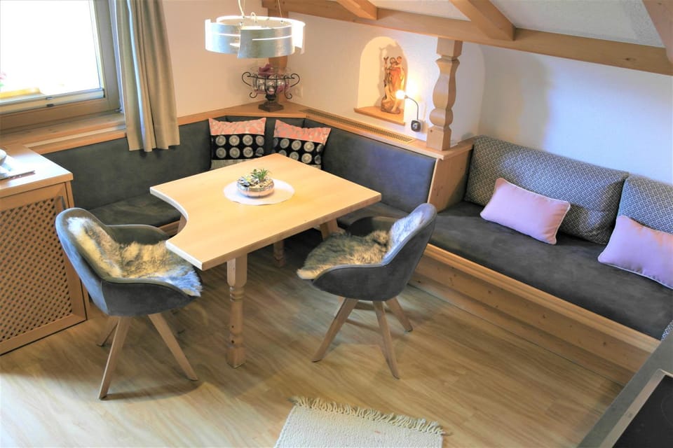 Seating area, Dining area