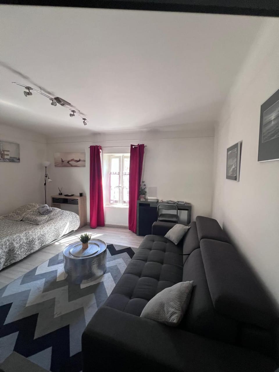 Bed, Living room, Photo of the whole room, Seating area, Bedroom