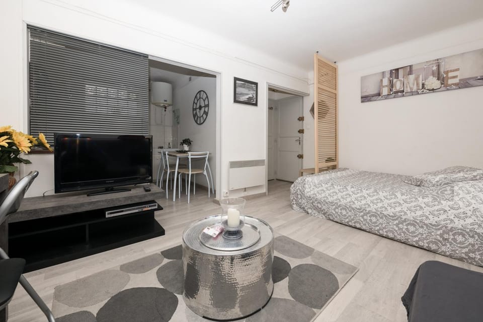 Bed, TV and multimedia, Living room, Photo of the whole room, Bedroom