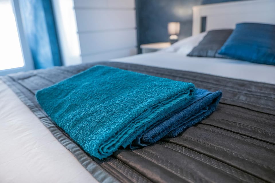 Bedroom, towels