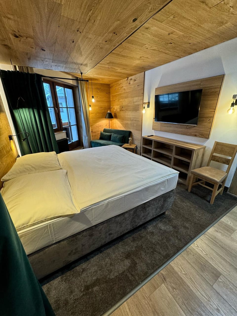 Bed, TV and multimedia, Bedroom