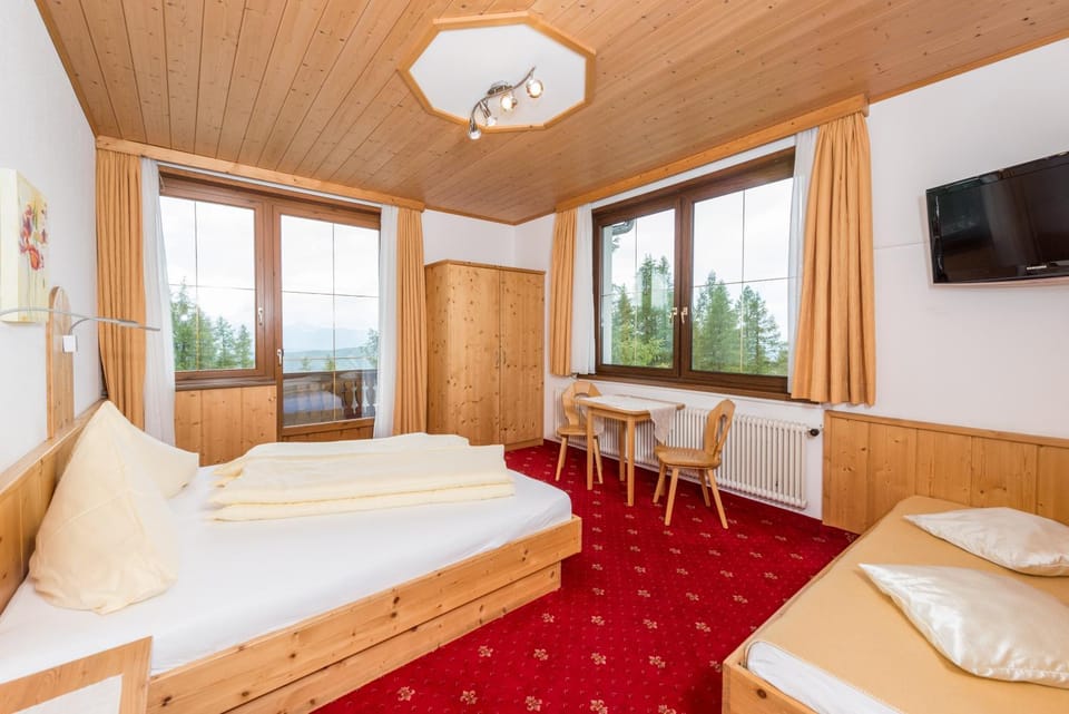 TV and multimedia, Balcony/Terrace, Photo of the whole room, Bedroom, Garden view, Mountain view, Family