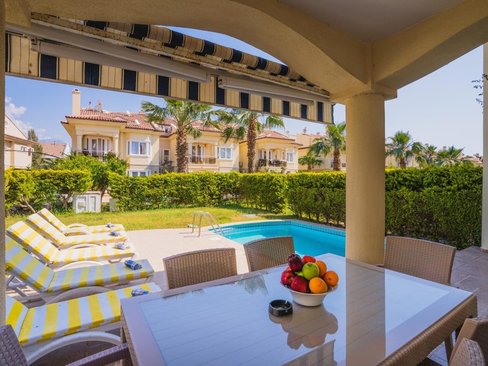 Property building, Garden, Living room, Food and drinks, Seating area, Garden view, Pool view, sunbed