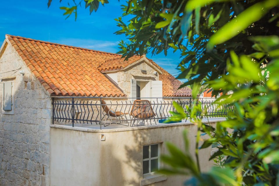 Balcony/Terrace, Street view