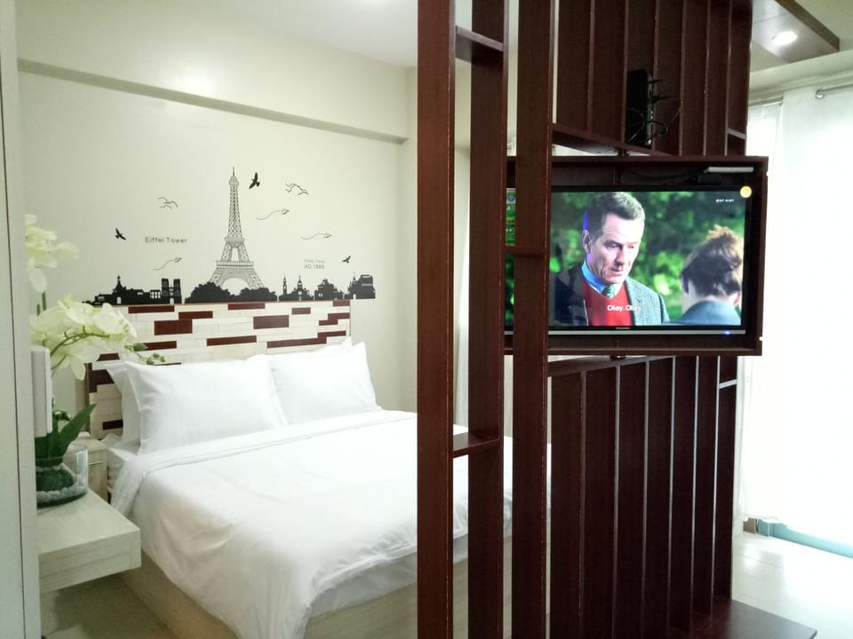 Bed, TV and multimedia, Bedroom