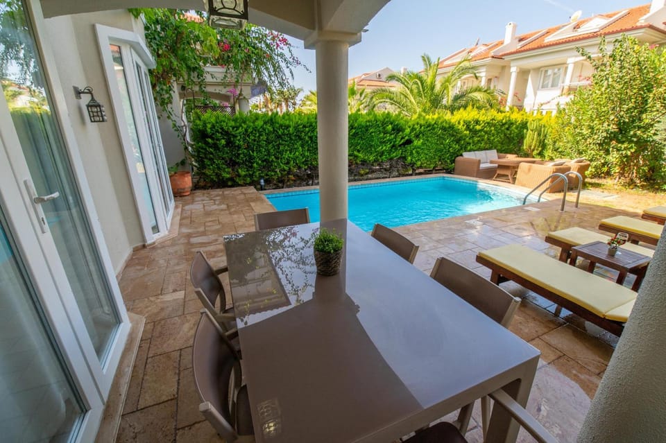 Property building, View (from property/room), Balcony/Terrace, Garden view, Swimming pool, sunbed