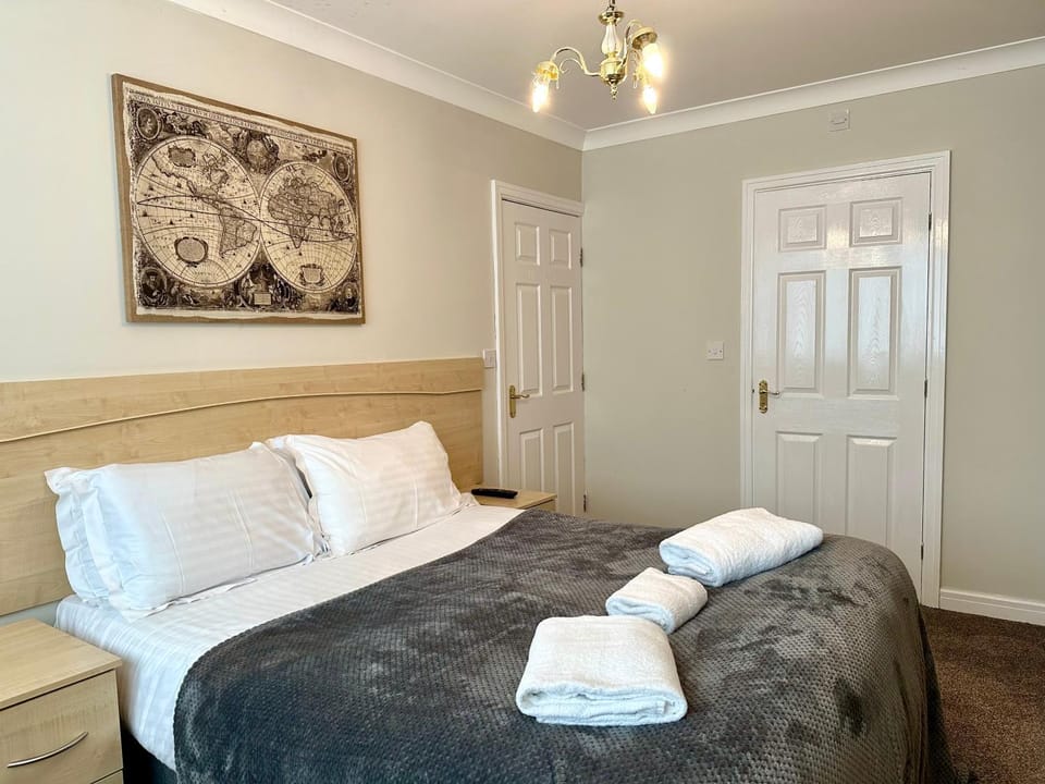 Bed, Bedroom, towels