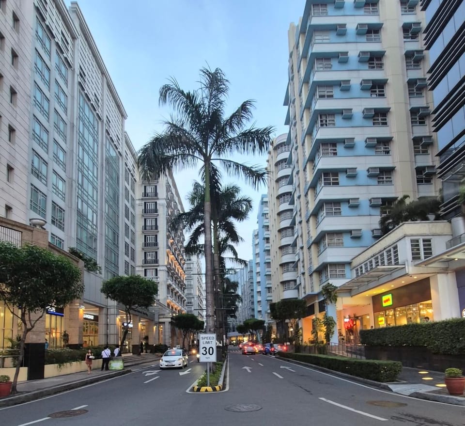 Travellers 101 Condo near Manila Airport Apartment in Pasay
