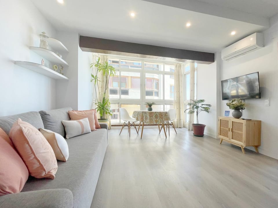 TV and multimedia, Living room, Seating area, air conditioner