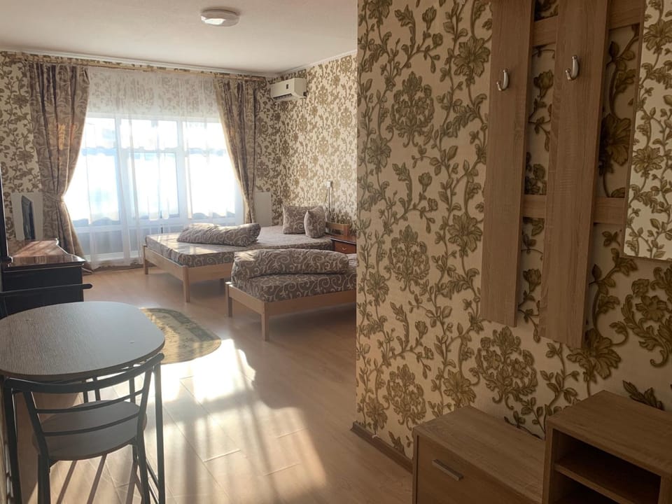 Photo of the whole room, Seating area
