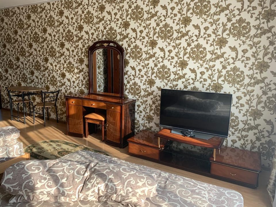 TV and multimedia, Seating area, Bedroom
