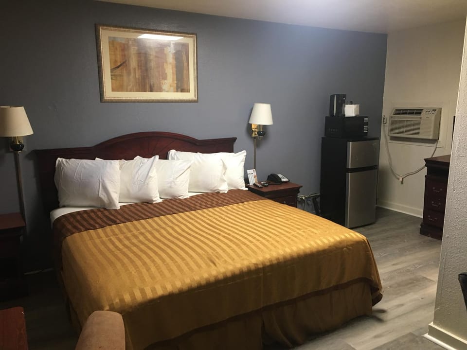 Bed, minibar, air conditioner