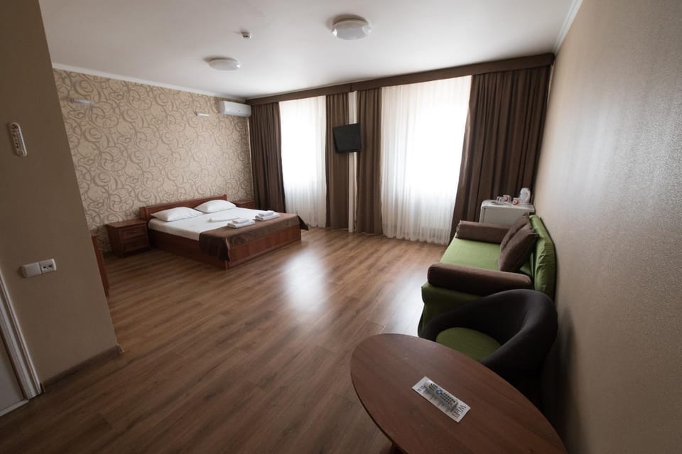 Bed, TV and multimedia, Living room, Photo of the whole room, Seating area, Bedroom