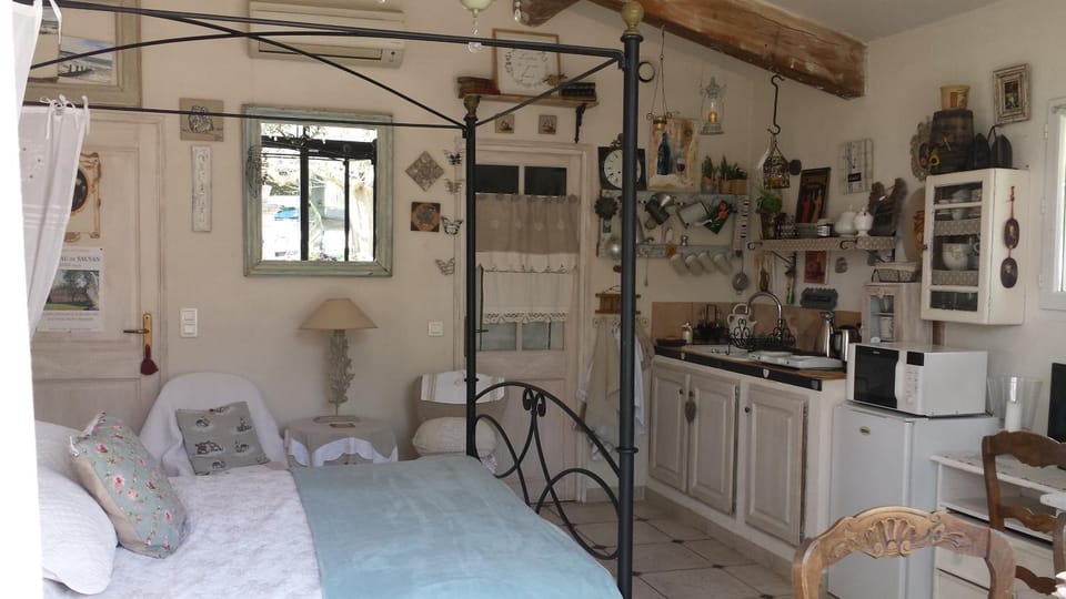 Kitchen or kitchenette, Bedroom