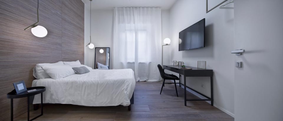 Bed, TV and multimedia, Bedroom