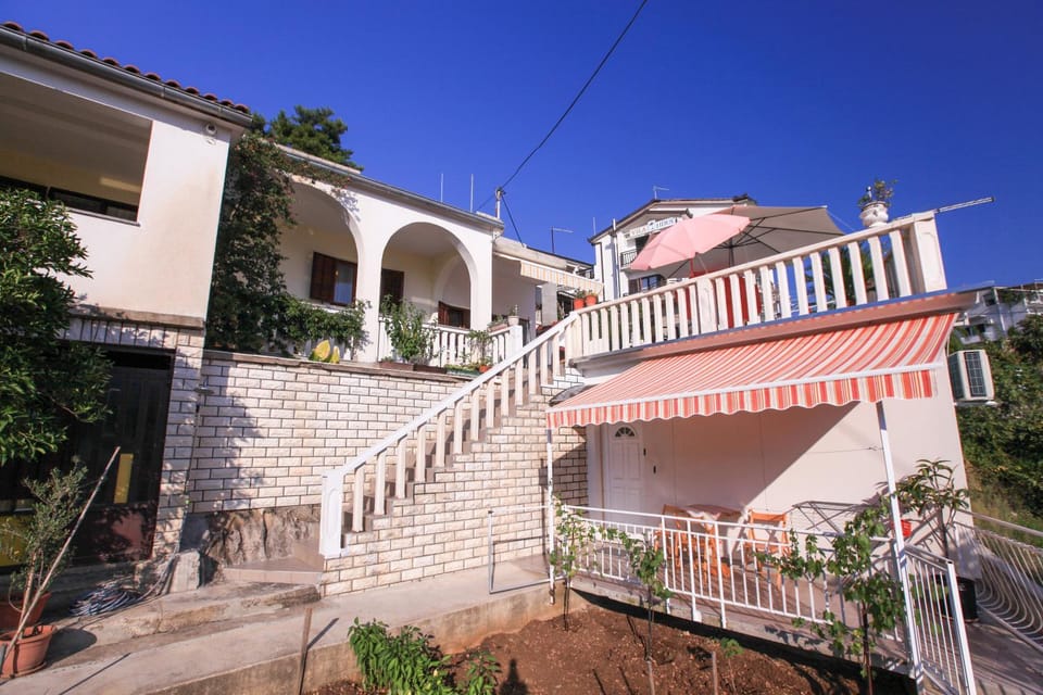Property building, Patio, Facade/entrance, Balcony/Terrace
