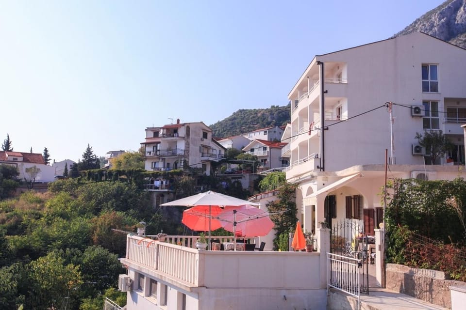 Property building, Facade/entrance, Neighbourhood, City view