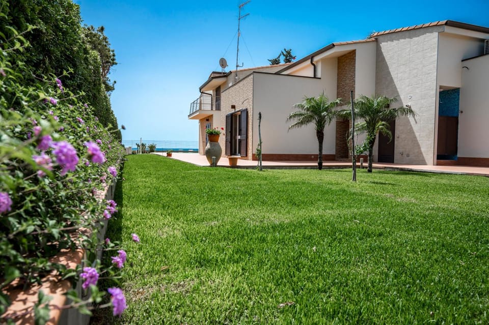 Property building, Day, Garden, Garden view