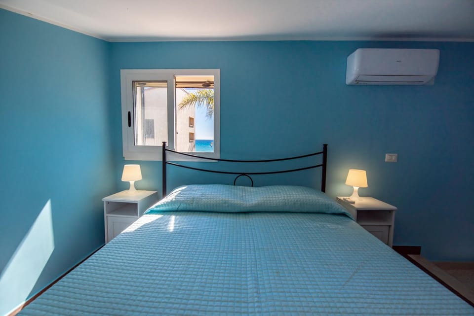 Bed, Photo of the whole room, Bedroom, air conditioner
