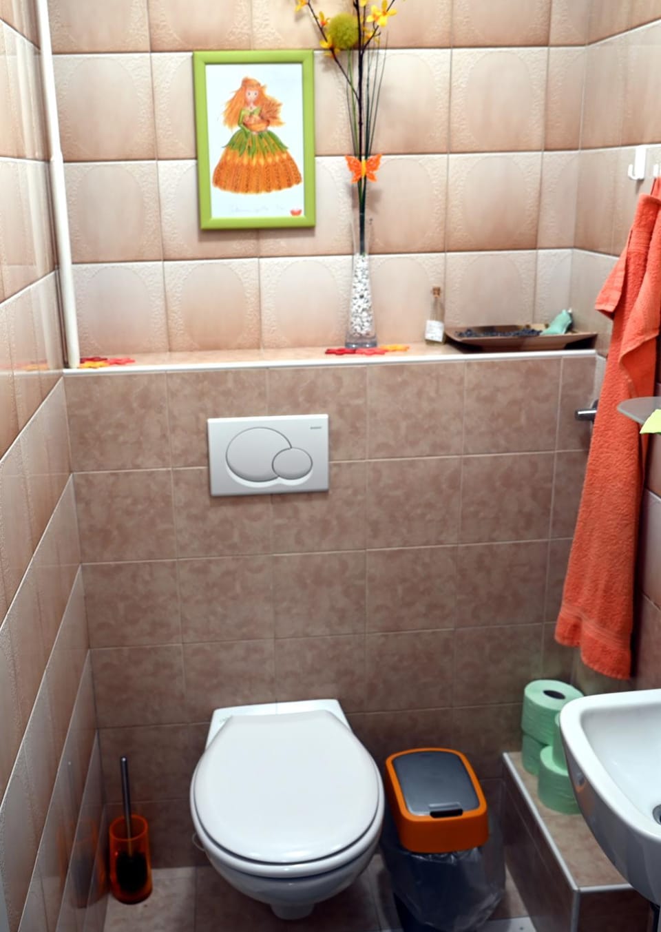 Toilet, towels