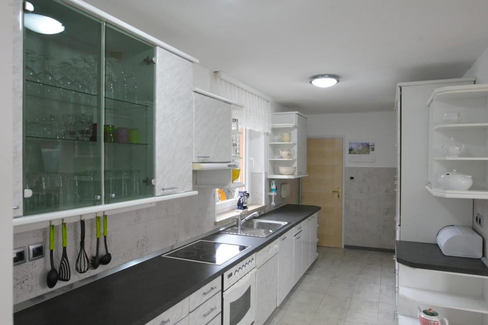 Kitchen or kitchenette, Food and drinks
