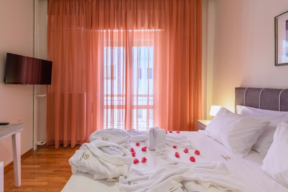 Photo of the whole room, Decorative detail, Bedroom