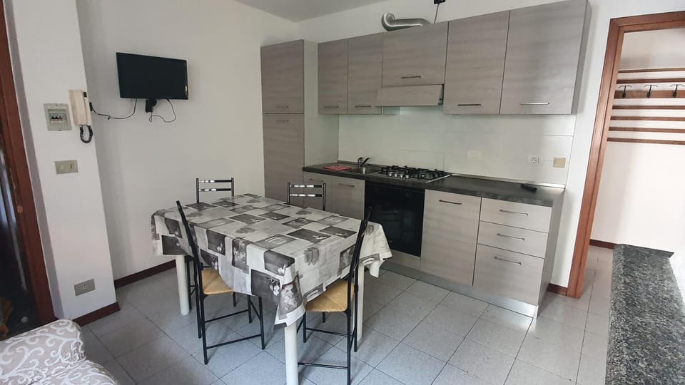 Kitchen or kitchenette, Living room, Seating area